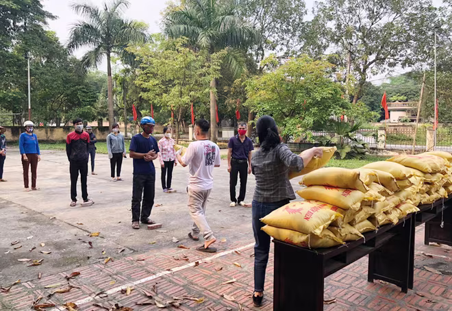 Không chỉ là những món quà chia sẻ khó khăn với người nghèo, thông qua chương trình, anh Tùng còn muốn gửi đi thông điệp hãy san sẻ yêu thương với người nghèo, chung tay chiến thắng dịch bệnh Covid-19